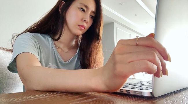  한채아, 차세찌가 반한 미모..영상 편집에 집중하는 심각한 얼굴도 예쁜 ‘딸맘’