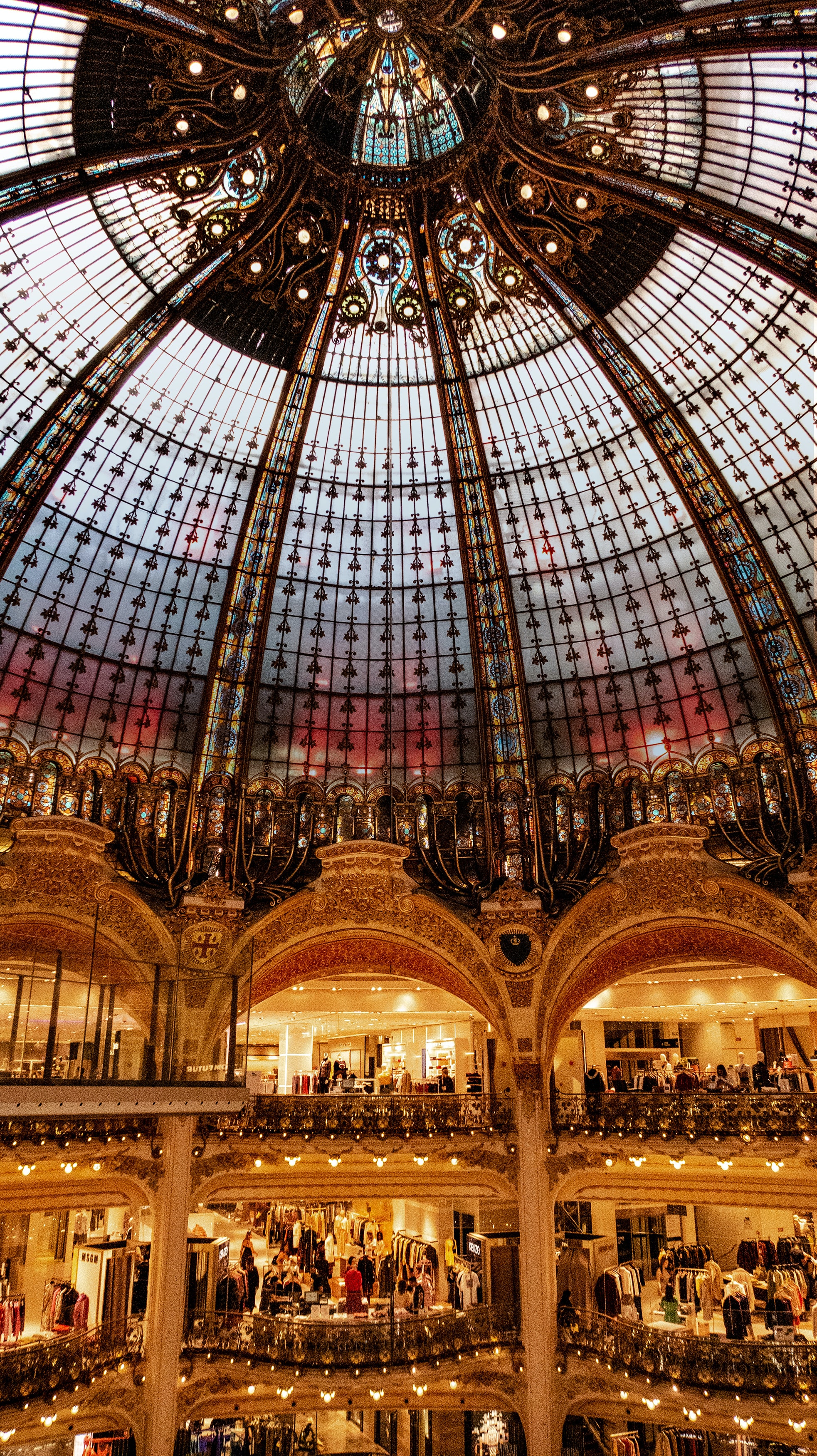 프랑스 파리 갤러리 파라예트 백화점의 천장을 아래에서 위로 찍은 모습