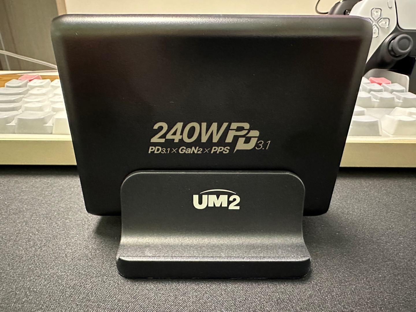 UM2 GaN2 240W 충전기 거치대 측면