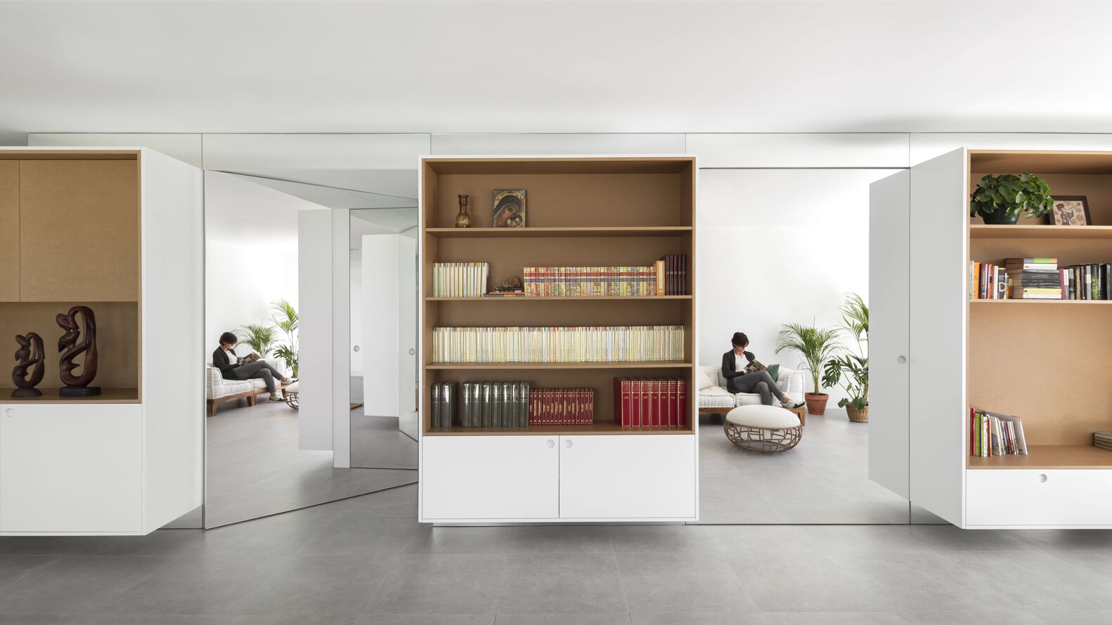  벽면 소재의 질감 대비가 돋보이는 하우스 <Vivienda a través del espejo>