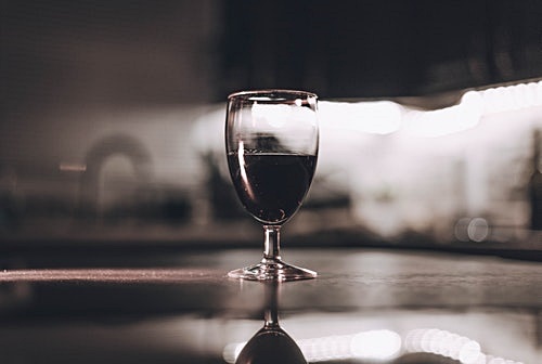 와인을 마시면 체중증가로 이어질 수 있다
