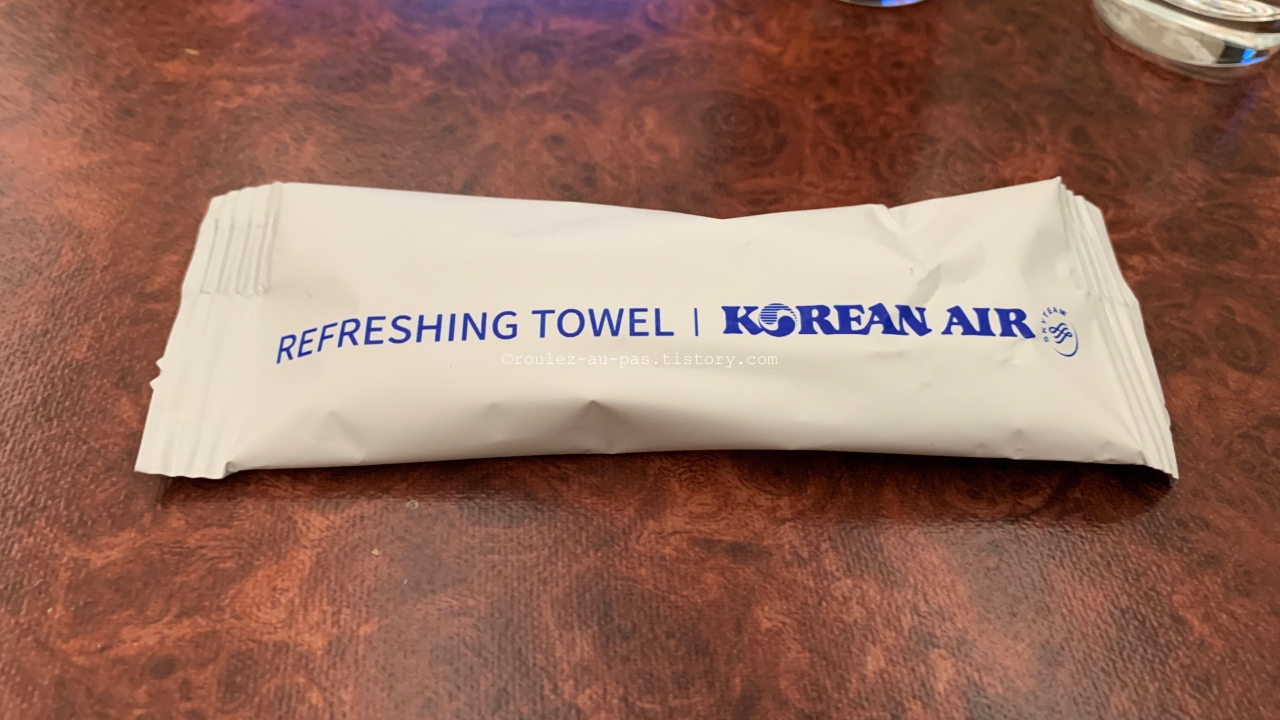 KOREAN AIR-VANCOUVER-INCHEON-BUSINESS-REFRESHING TOWEL