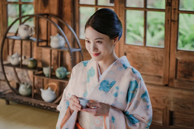 전통 가옥에 일본 전통복장을 입고 앉아 있는 넷플릭스 경성크리처에서 마에다 유키코를 연기하는 배우 수현