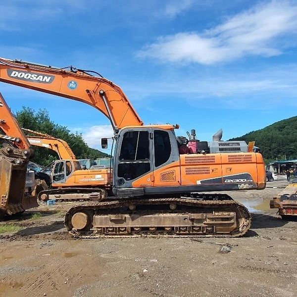 두산 DX300LC 2015년식 6500만원 판매합니다.