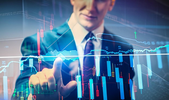 남자가 차트 그래프를 가리키는 사진