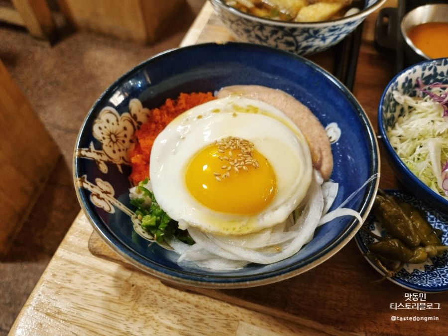 명란마요밥이 그릇에 담겨있다.