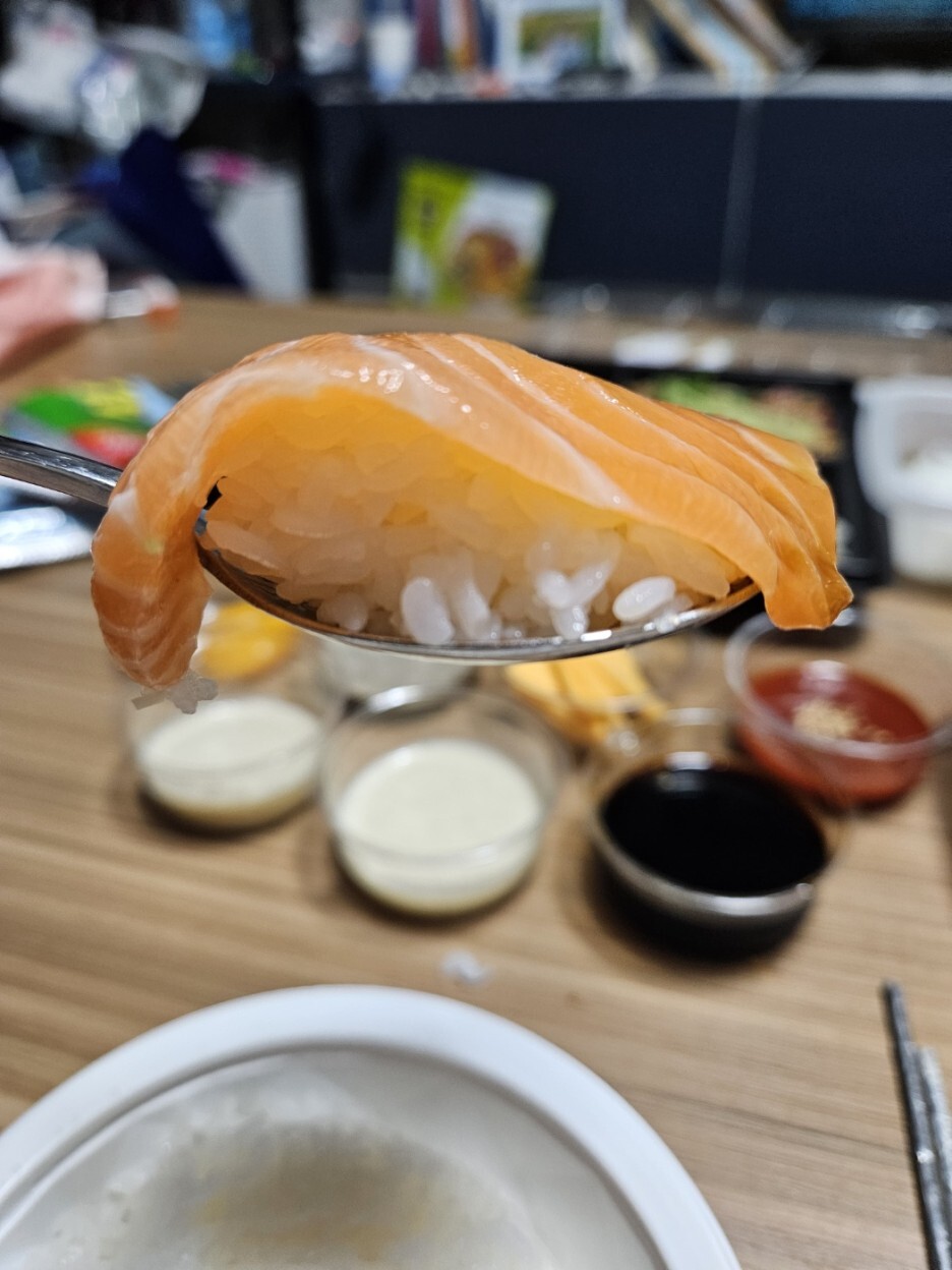 별이빛나는연어육회 이미지