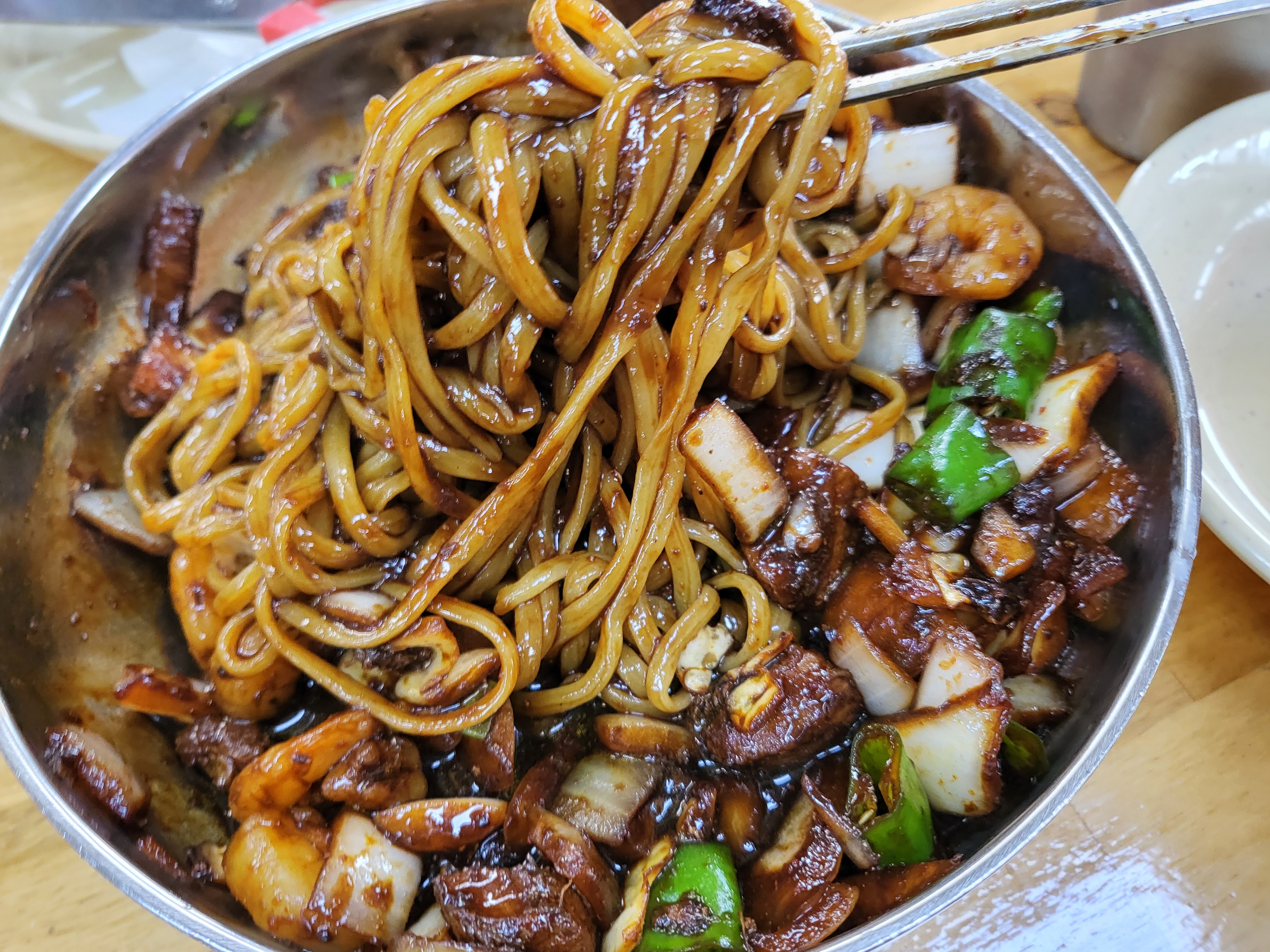 일단 불닭볶음면 정도로 맵고
감칠맛이 사기급이다
어떻게 만드는지는 짐작도 안가지만
감칠맛이 정말 으뜸이고 재료도 다양하고
풍성해서 먹는 재미가 있다
그리고 짜장면 특유의 더부룩하고 느끼함이
지린성 고추짜장에서는 전~혀 느껴지지 않는다