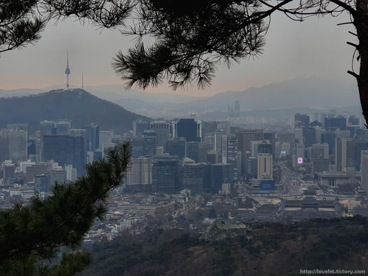 북악산_北岳山_Bukaksan/북악 촛대 바위쪽에서도

서울의 모습을 바라볼 수 있어서

잠시 휴식하면서 감상해보았습니다