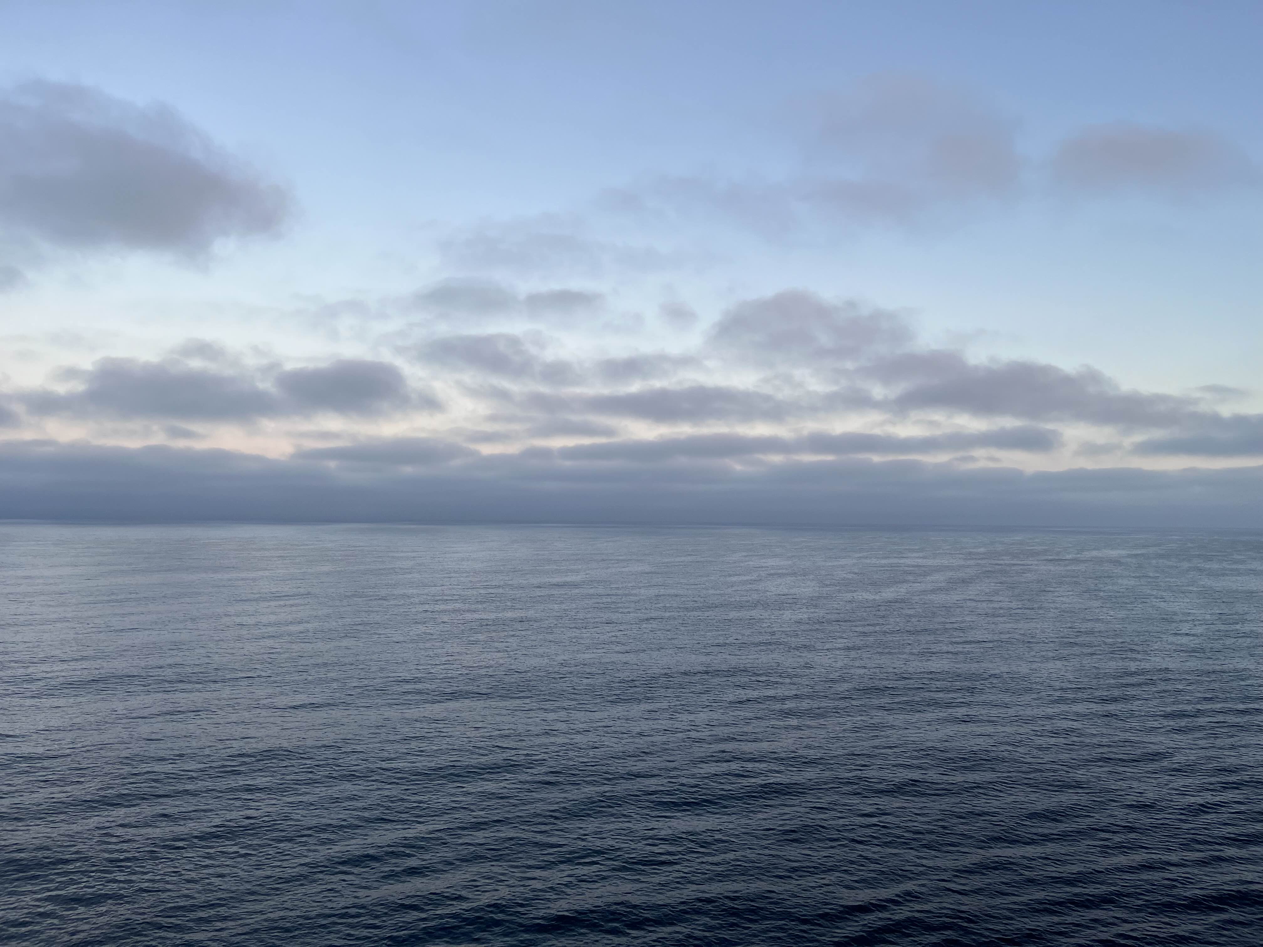 로얄캐리비안 크루즈에서 바라보는 바다입니다.