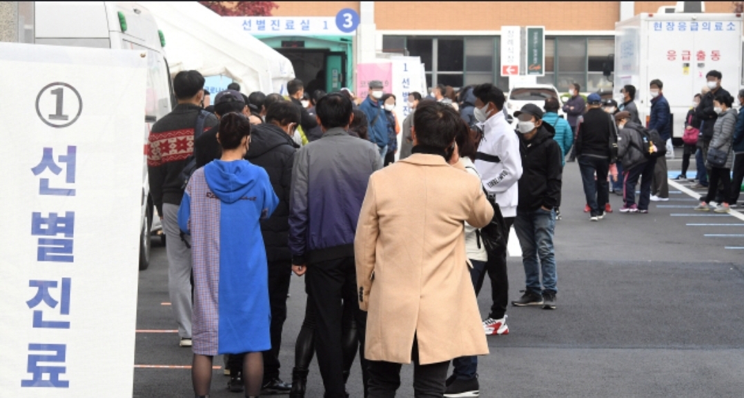  코로나19 사흘 연속 200명대...지인모임, 군부대 등 곳곳서 감염(종합) 수도권