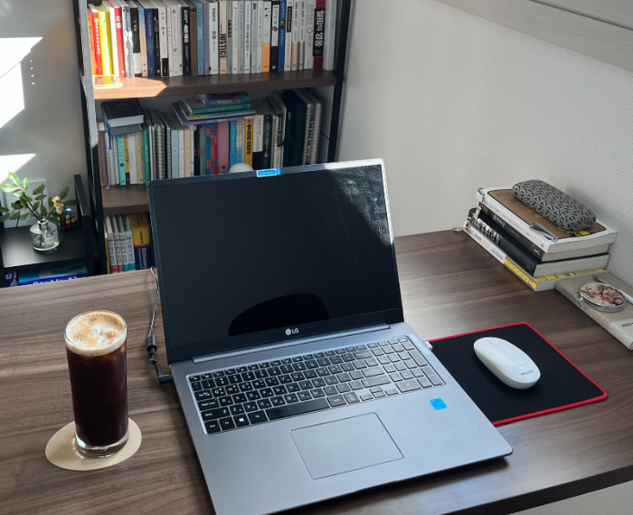 브레빌 878 커피머신으로 내린 커피와 작업 노트북
