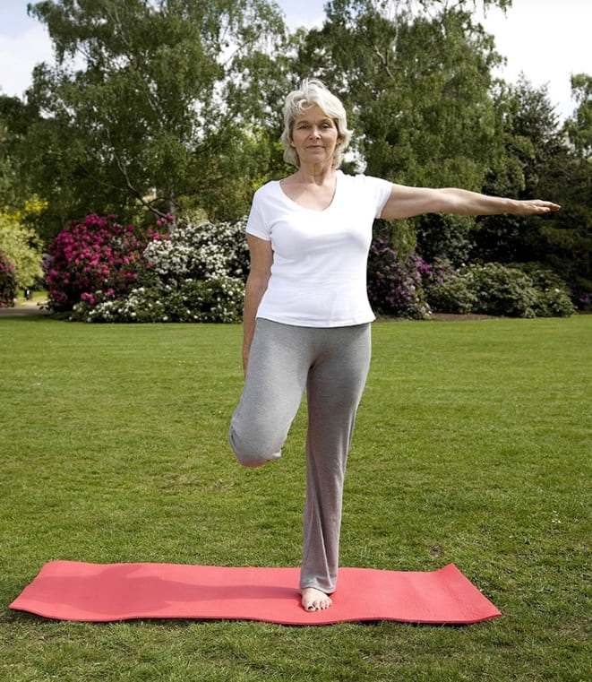 건강바로미터...여러분은 한 발로 몇 초까지 버틸 수 있나요 Study Finds That Standing on One Leg Can Reveal the Risk of Death in Older People