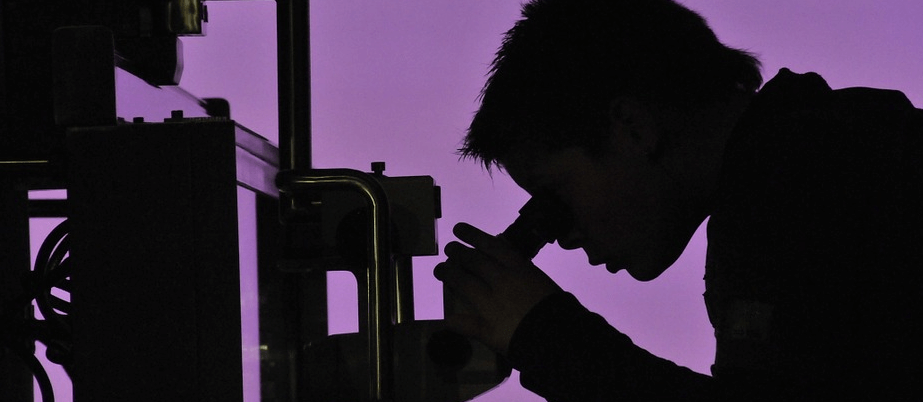 현미경으로 무엇인가를 검사하고 있는 남자