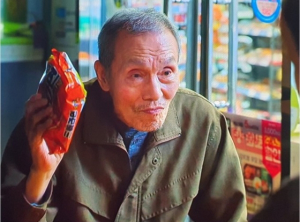 오징어 게임 중 라면이 있는 장면