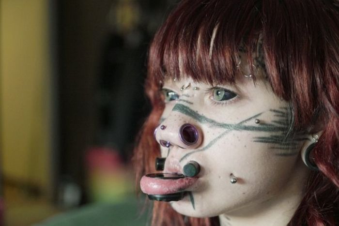 "눈알까지 타투한 '문신 중독자' 자신의 육체를 개조해 괴물로 태어난 사람…
