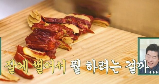 돌려깍기한-대추를-가늘게-채-썬다