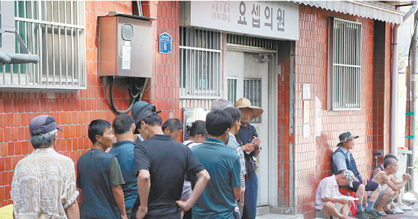 "의사 교수직 버리고 쪽방촌으로…" 의지할 곳 없는 가난한 노숙자에게 31년째 희망이 되어준 제2의 슈바이처 원장
