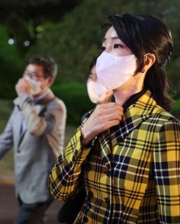  김건희 여사, 팬클럽 회장에게 미공개 사진 보내는 이유 공식 팬클럽 ‘건희 사랑’ 회장 강신업 변호사가 팬클럽 개설 뒷이야기 김 여사 네이버 팬카페 ‘건사랑’과는 별개의 팬클럽