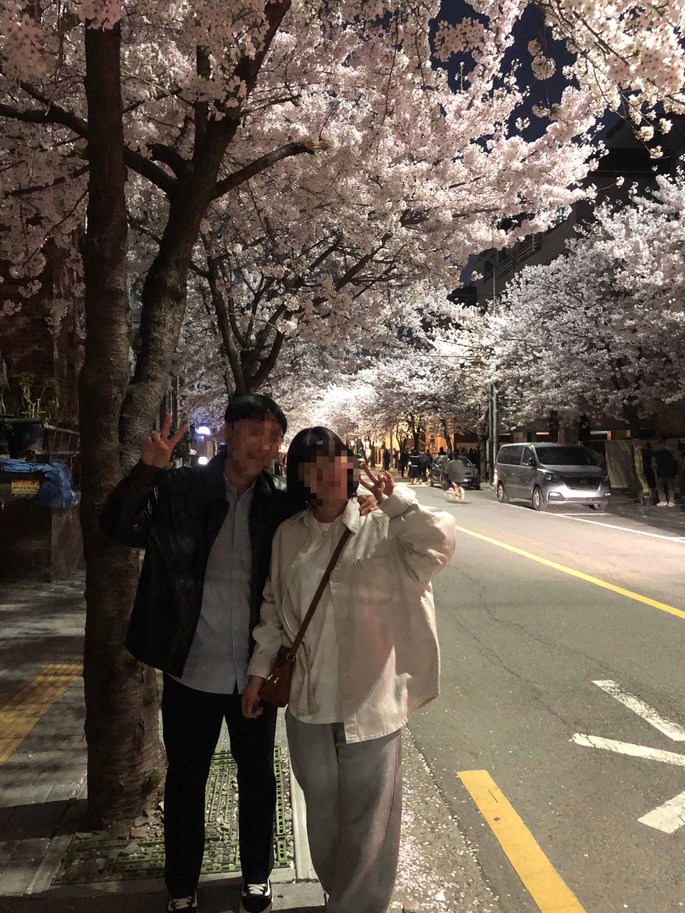 alt=&quot;벚꽃만큼 예쁜 커플사진 남기기 &quot;