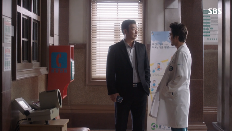 강동주는 환자의 상태가 집단 구타에 의한 거 같다고 하는데 헌병장교는 군대 왕따라도 있다는 얘기냐며 의심스러운 눈초리로 바라본다.