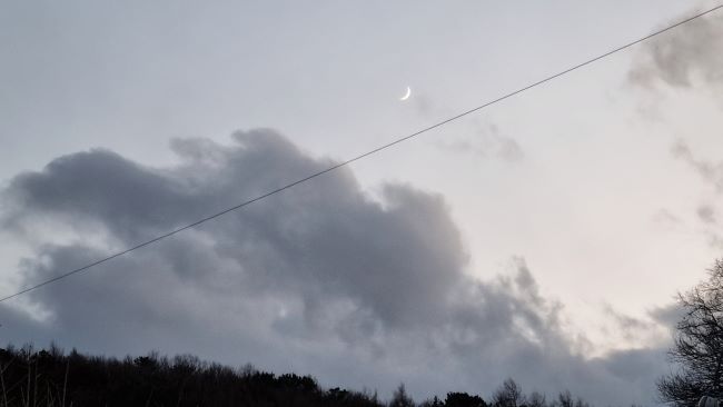 회색 하늘에 짙은 회색 구름&#44; 하늘에 손톱만한 초승달&#44; 대각선으로 지나가는 가는 통신선&#44;
