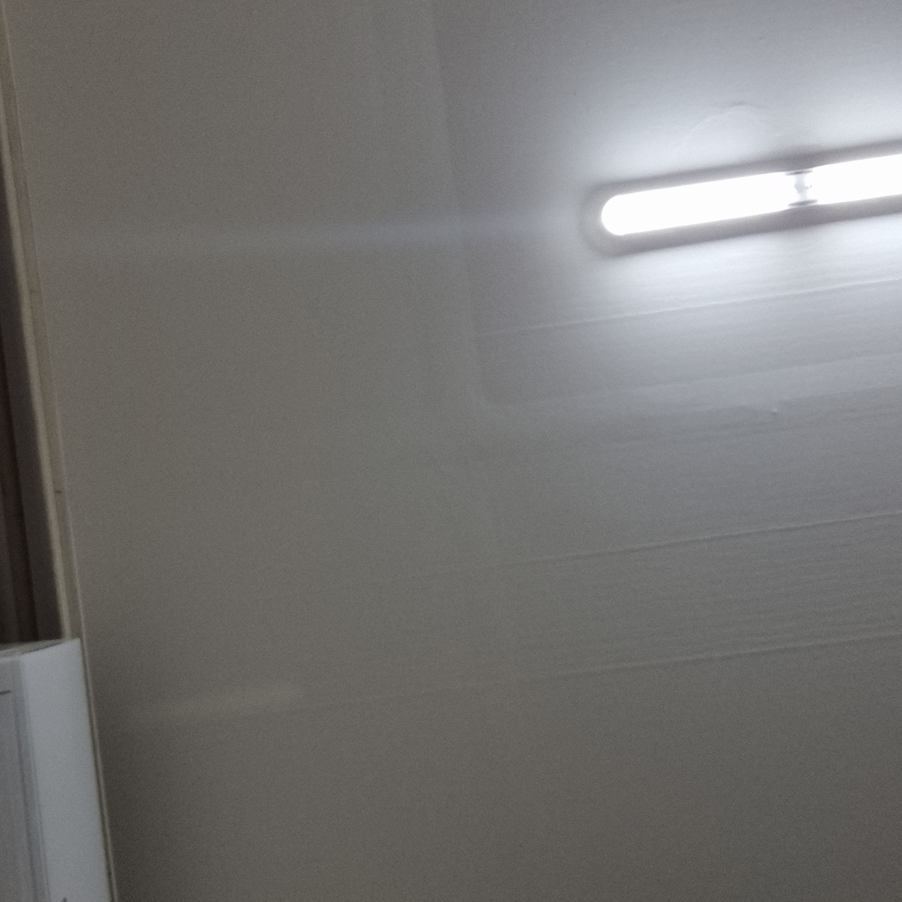 이 사진은 형광등이 1개 설치되어있는 방을 나타내는 사진입니다.