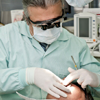 치과-치료를-하고-있는-의사-사진