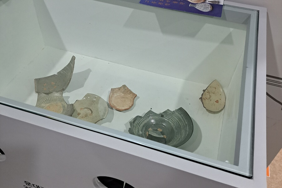 깨진 도자기 만져볼 수 있는 체험