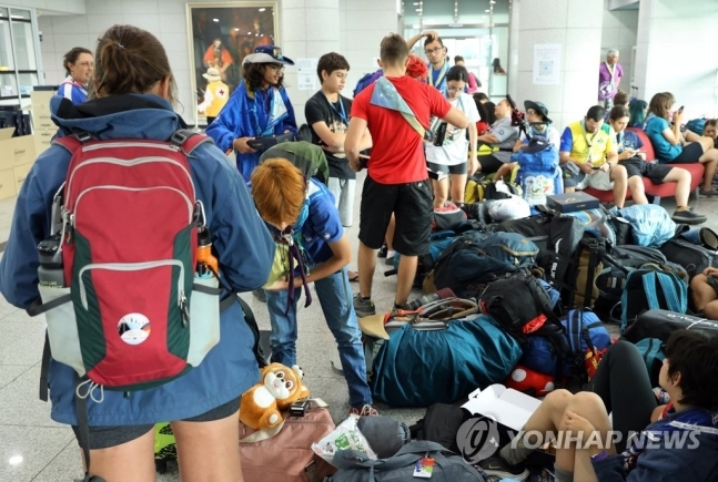 대전 떠나는 잼버리 대원들
(대전=연합뉴스) 이주형 기자 = 2023 새만금 세계스카우트잼버리에서 퇴영해 대전 서구 대전과학기술대에 머물렀던 브라질 단원들이 12일 오전 퇴소 준비를 하고 있다. 이들은 인천공항을 통해 본국으로 귀환하고 일부는 서울과 대전에 남아 1∼2일가량 한국 관광을 이어간다. 2023.8.12 coolee@yna.co.kr