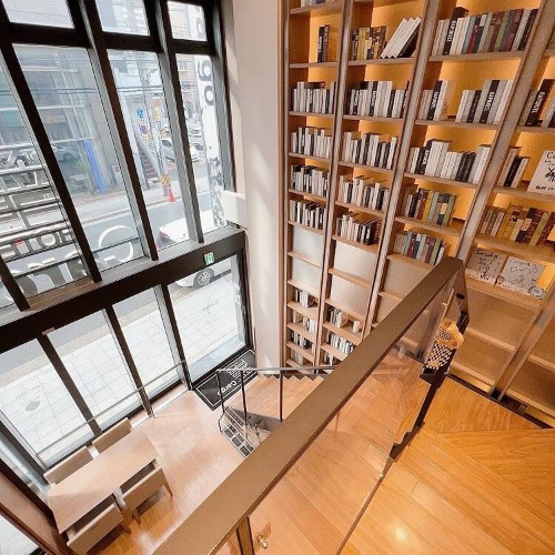 호텔카고 1층 북카페