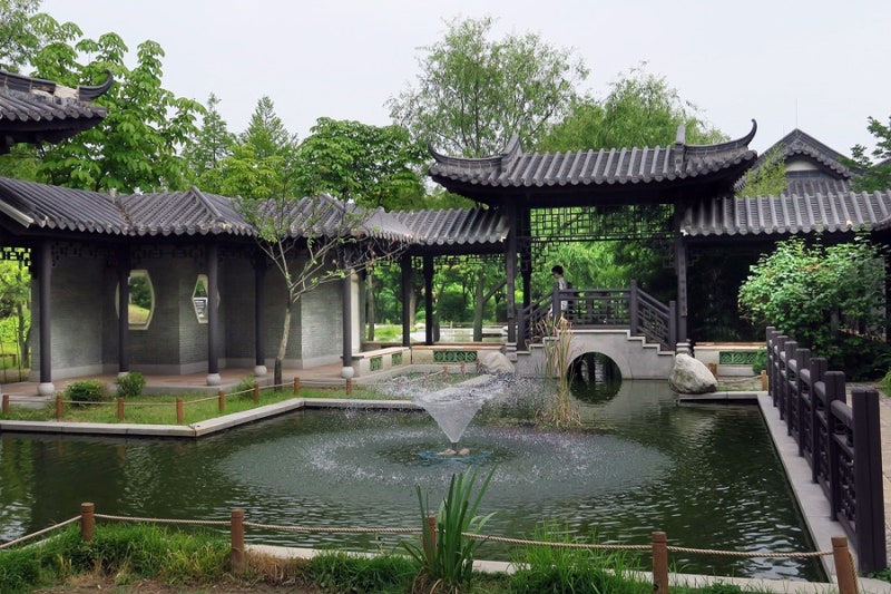 월화원의 중국 전통 정원 속 아름다운 건축물과 자연경관이 조화를 이루는 모습의 사진