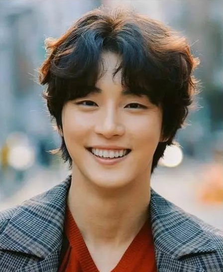 배우-윤시윤이-웃고-있는-모습