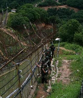 군사분계선을 경계하는 초병 모습