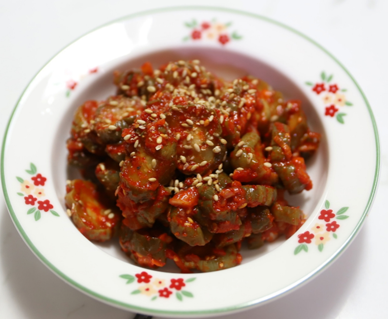 오이지-무침-완성되어-접시에-담읃-모습
