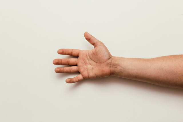 [꿈 해몽] 손 팔에 관한 46가지 유형 꿈 풀이