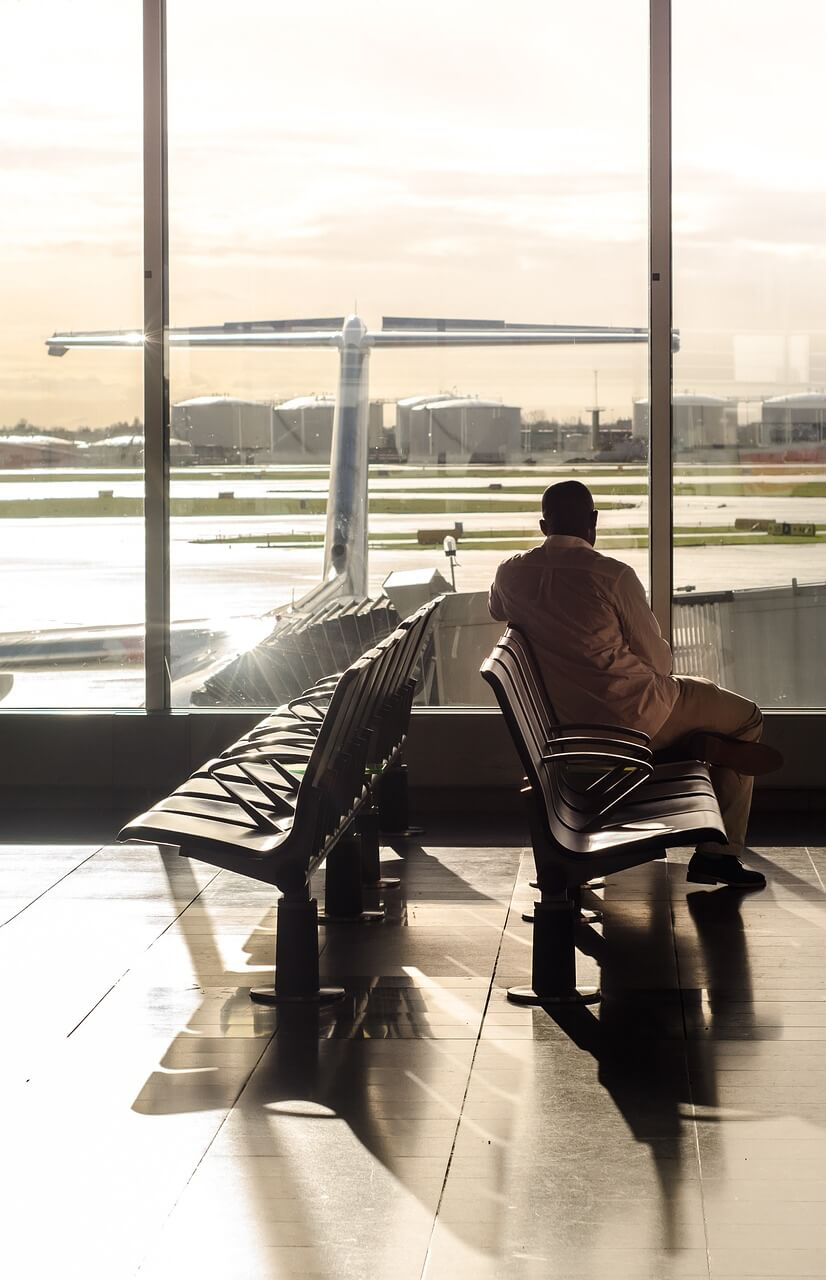 공항-창밖을보는-고객