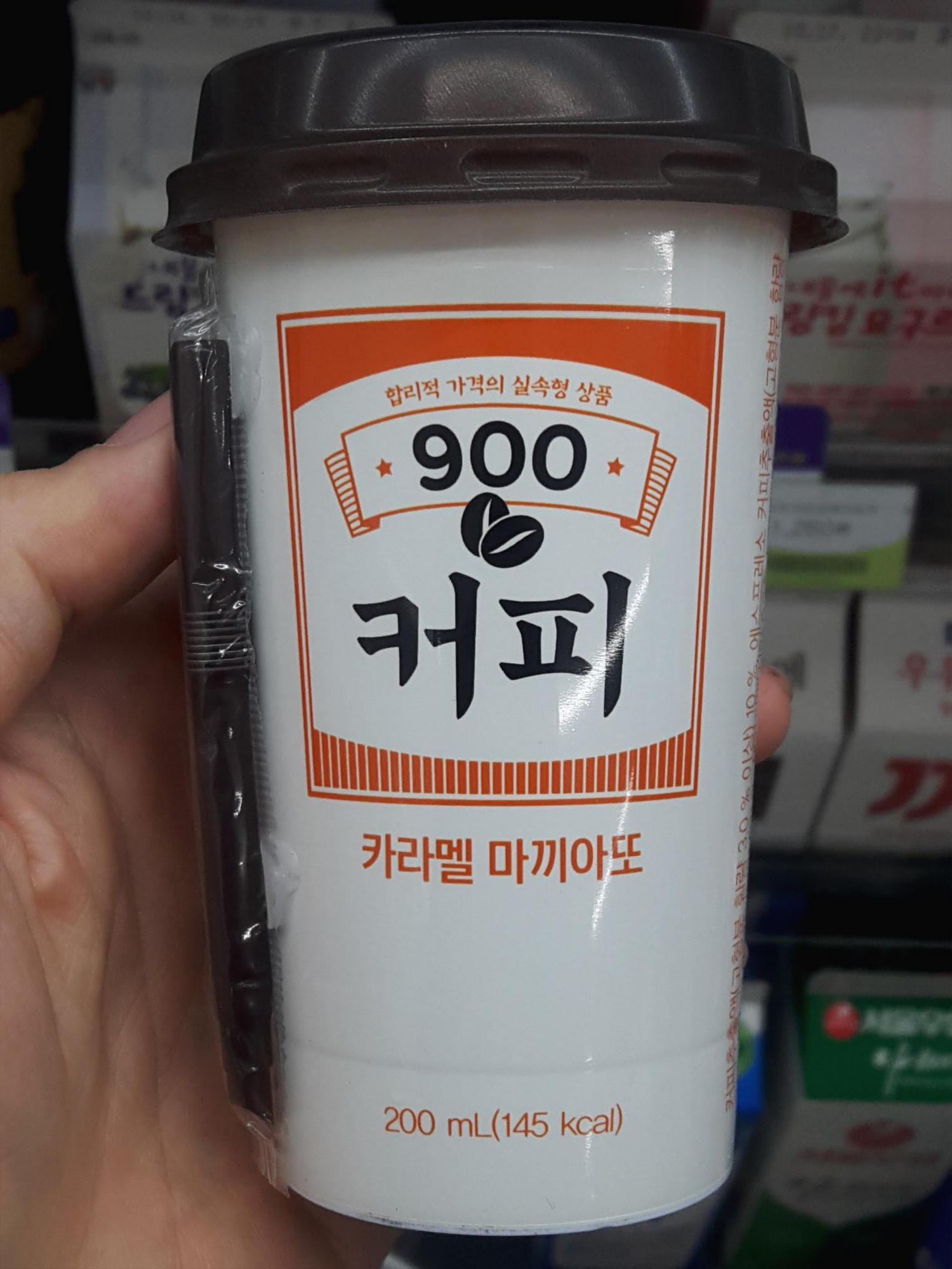  가성비가 뛰어난 900 커피 카라멜 마끼아또 먹어 봄