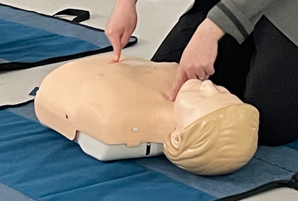 심폐소생술_CPR 가슴압박 위치 찾기