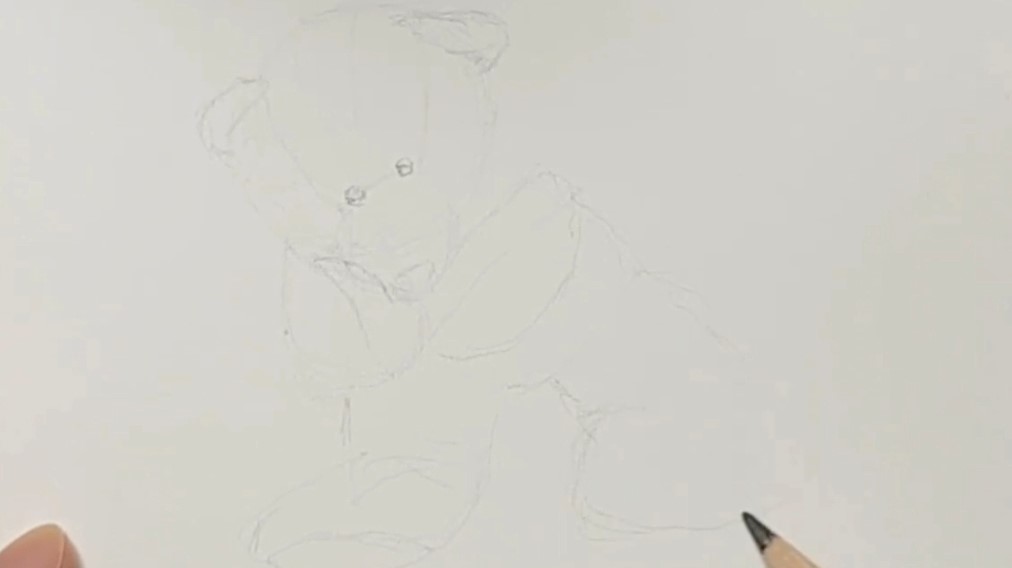 먼저 연필로 흐리게 커다란 곰인형을 그려줍니다.