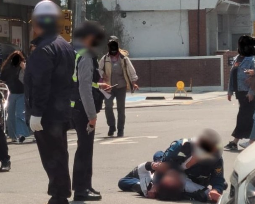 남경 범인 제압할 때 멀뚱히 서 있는 여경 행동 경찰청이 내논 입장(+오또케 논란 뜻)