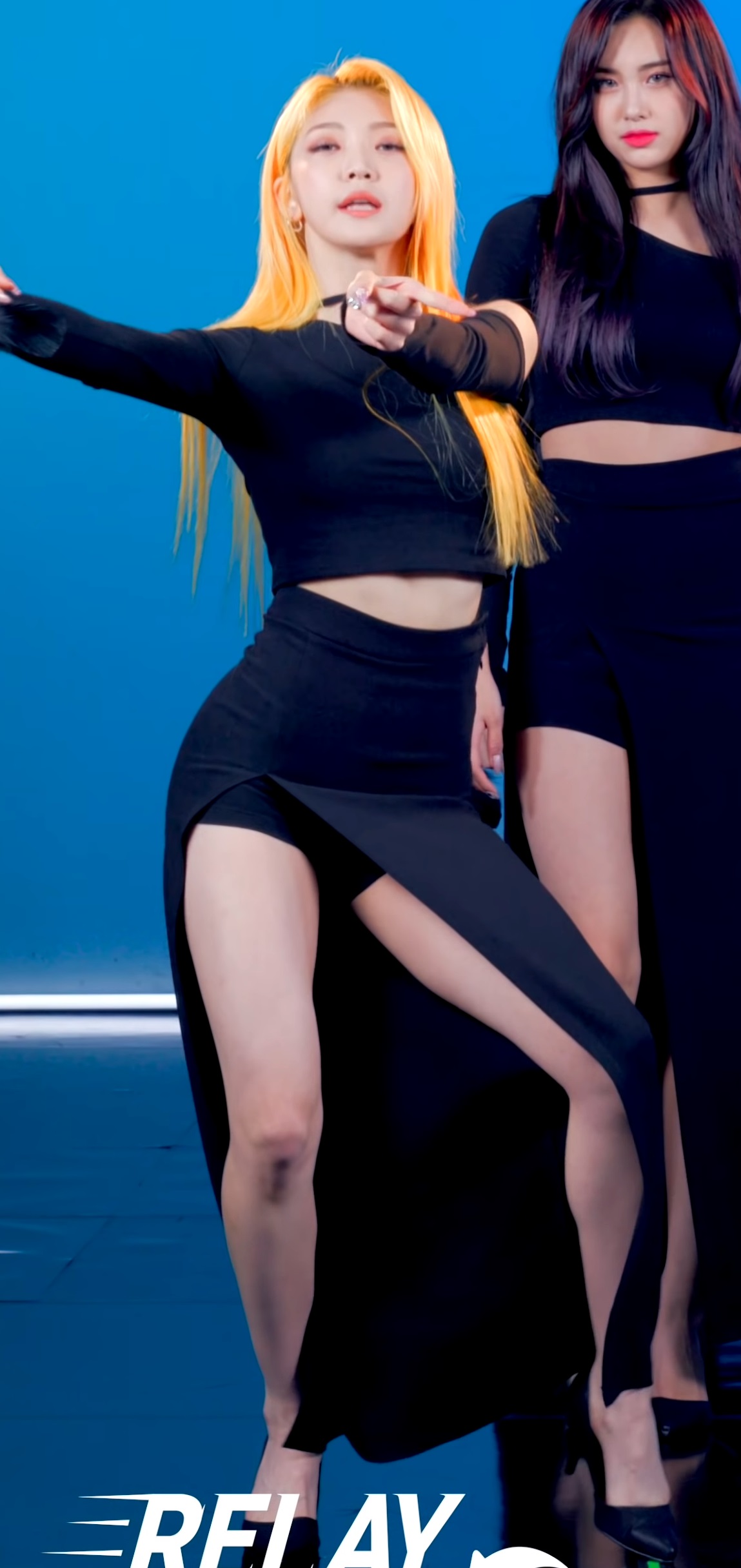 아이돌-idol-kpop-가슴-가슴골-슴골-boobs-cleavage-midriff-엉덩이-엉밑-엉밑살-butt-섹시-몸매-body-sexy-허벅지-thighs-도끼-cameltoe-nsfw-legs-cheeks-에버글로우-온다-everglow-onda