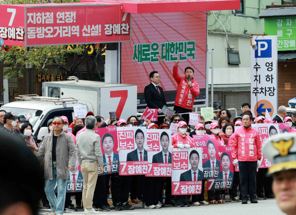 장예찬 더불어민주당 유세현장에 난입, 이쯤면 정치깡패.. 이재명 "귀엽게 봐줘요" 장예찬 더불어민주당 유세현장에 난입, 이쯤면 정치깡패.. 이재명 "귀엽게 봐줘요"