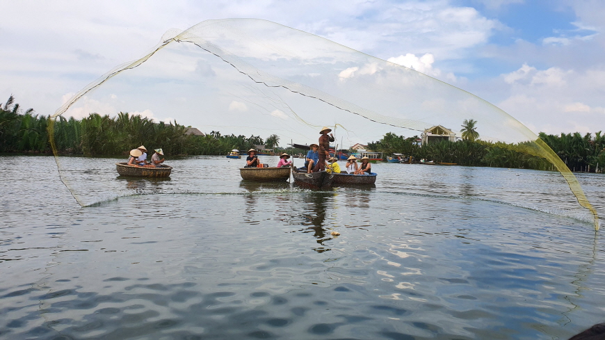 베트남 호이안 코코넛배 투어-그물던지기-체험