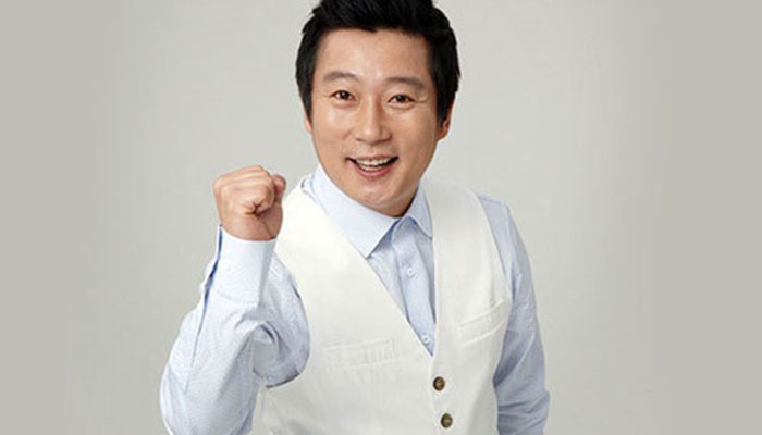 이수근흰색가디건화이팅자세