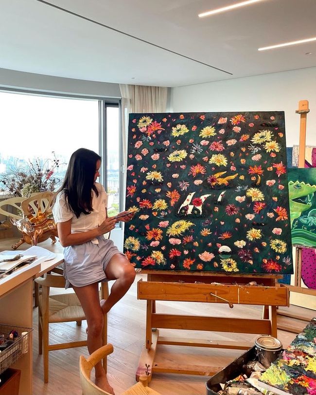  이혜영, 46억 한남동 집서 완성한 그림 공개 ‘반려견에 영감’ [SNS 사진]
