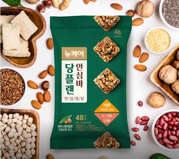 각종-곡류에-둘러싸여-있는-뉴케어-당플랜-안심바-초록색-패키지