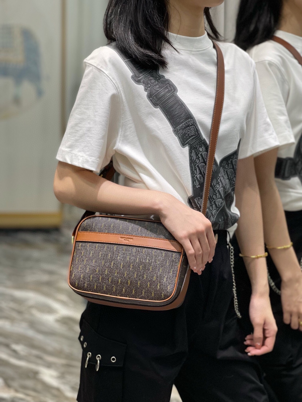  [SAINT LAURENT] 생로랑 모노그램 캔버스 스무스 가죽 르 모노그램 카메라백 6699572