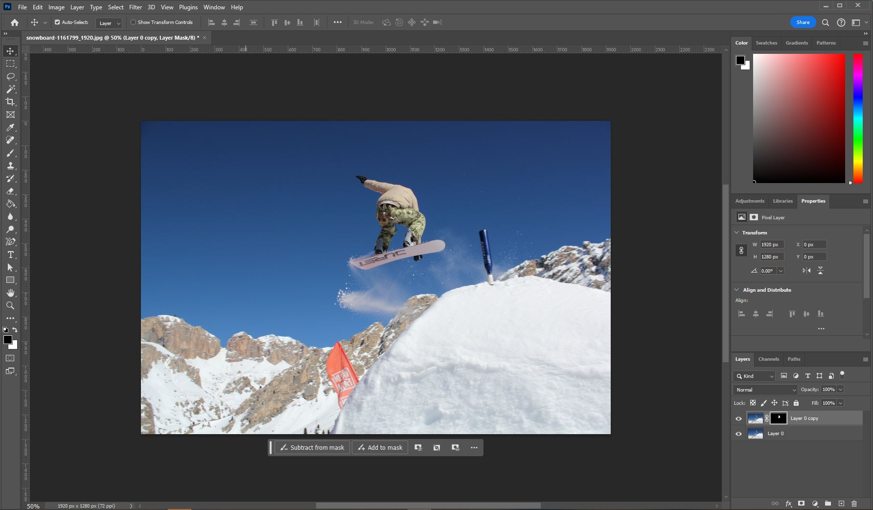 남자가 산에서 보드타고 점프하는 사진