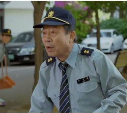 "무릎 꿇고 내 가랑이 사이 기어가든가! 경비일 그만두던가! 둘 중 하나 택하세요?'나를 두들겨 팬 입주민은' 경찰서에 찾아온 내 아들을 보자 기겁하며 무릎 꿇고 빌기 시작하는데…